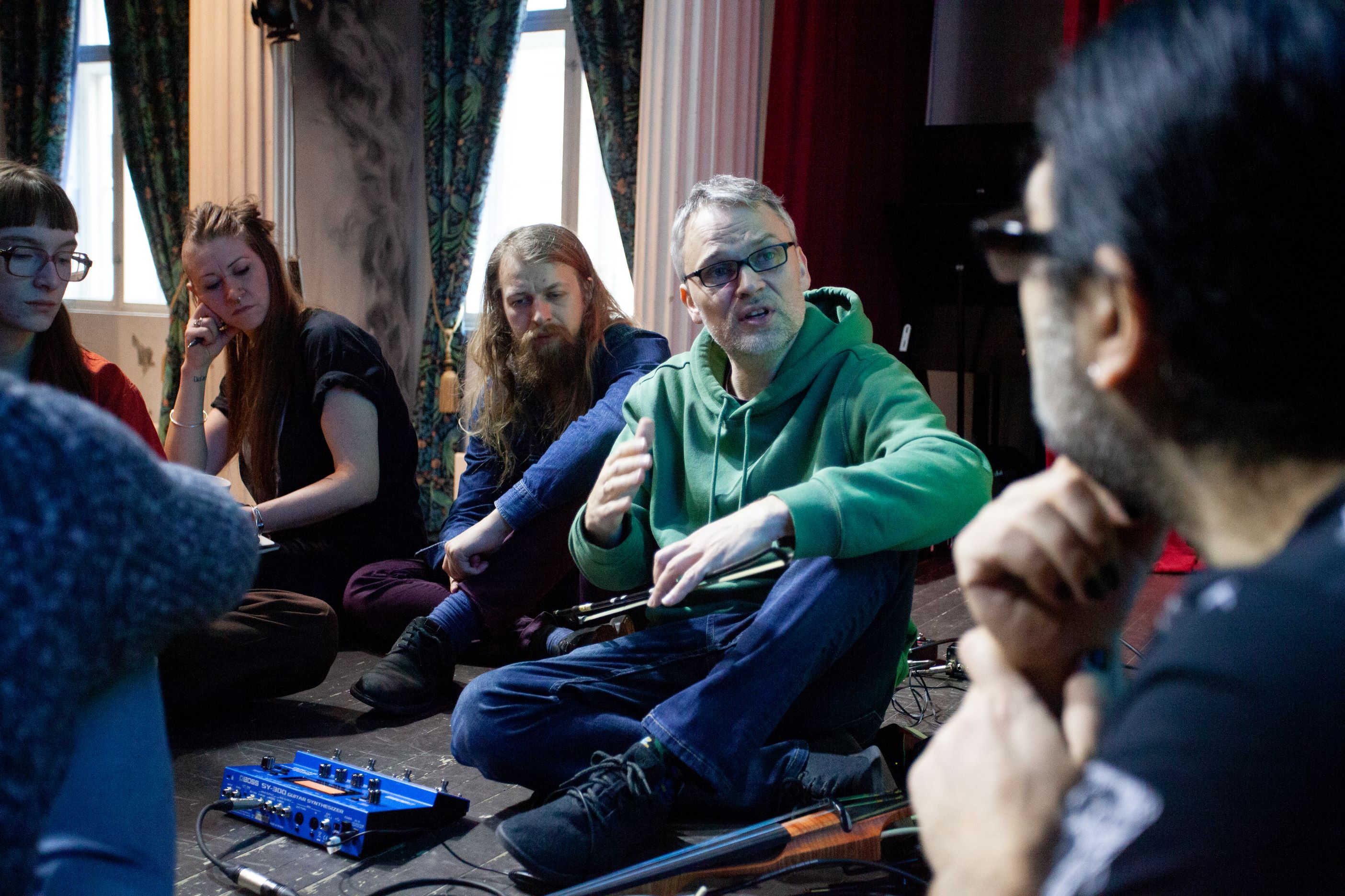 Workshops with project participants. In the center of the photo, the violist of the NeoQuartet, Michał Markiewicz, and around: one of the composers-mentors - Idin Samimi Mofakham and participants of the Neo Edu Arte project: Ása ÖnnuÓlafsdóttir (Iceland),