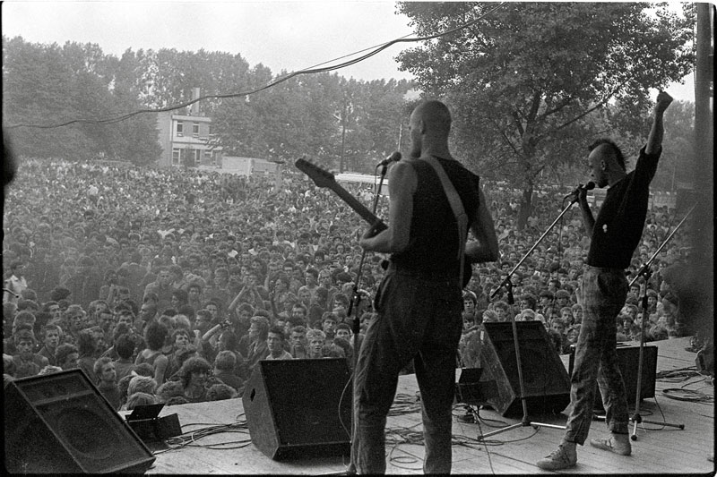Koncert zespołu Siekiera na Festiwalu Muzyków Rockowych w Jarocinie 4 sierpnia 1984. Od lewej: Tomasz Adamski i Tomasz Budzyński.(Fot. Mirosław Makowski) 