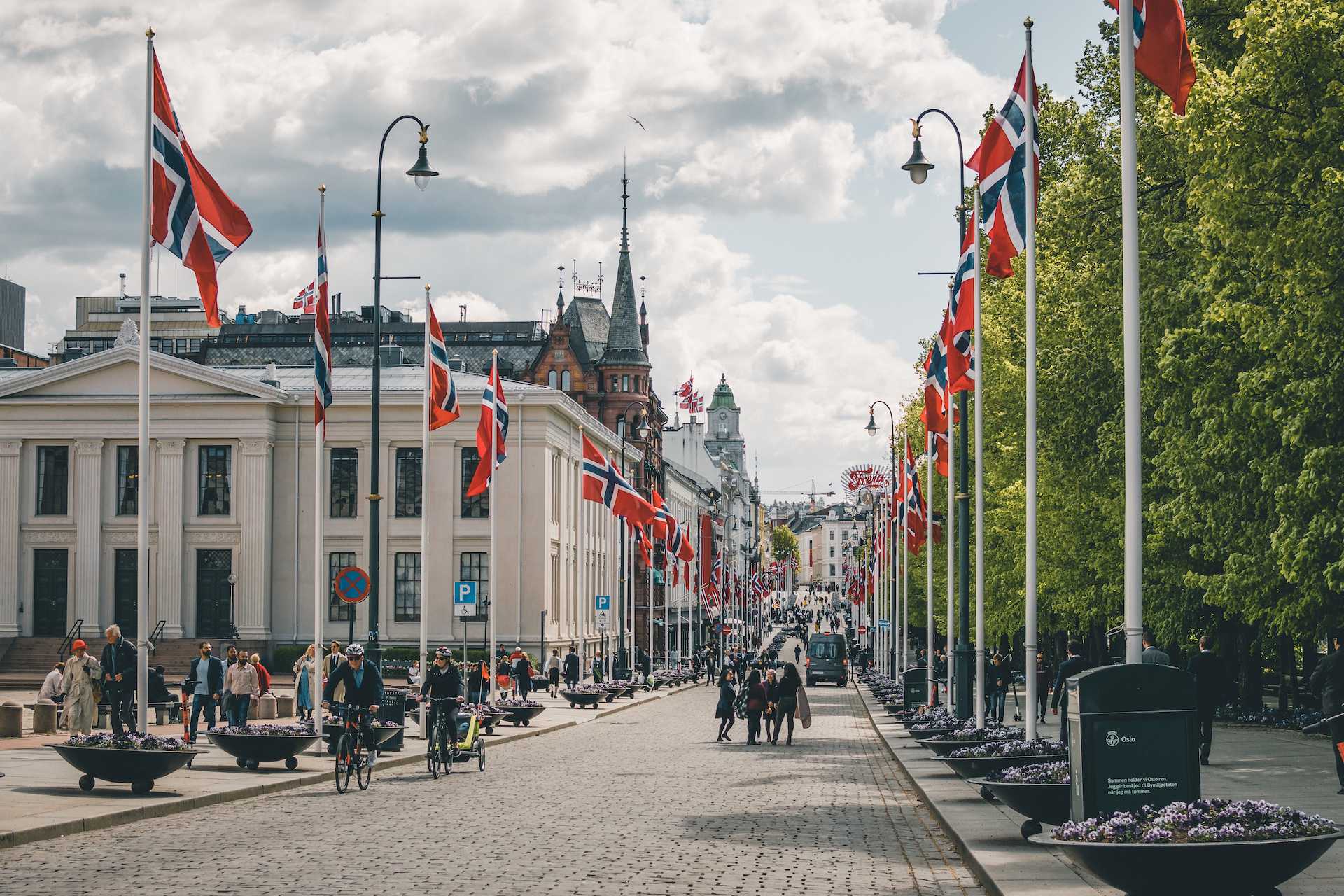 17 maja ulice norweskich miast pełne są państwowych flag (fot. Sylwia Smółkowska / KierunekNorwegia.pl)