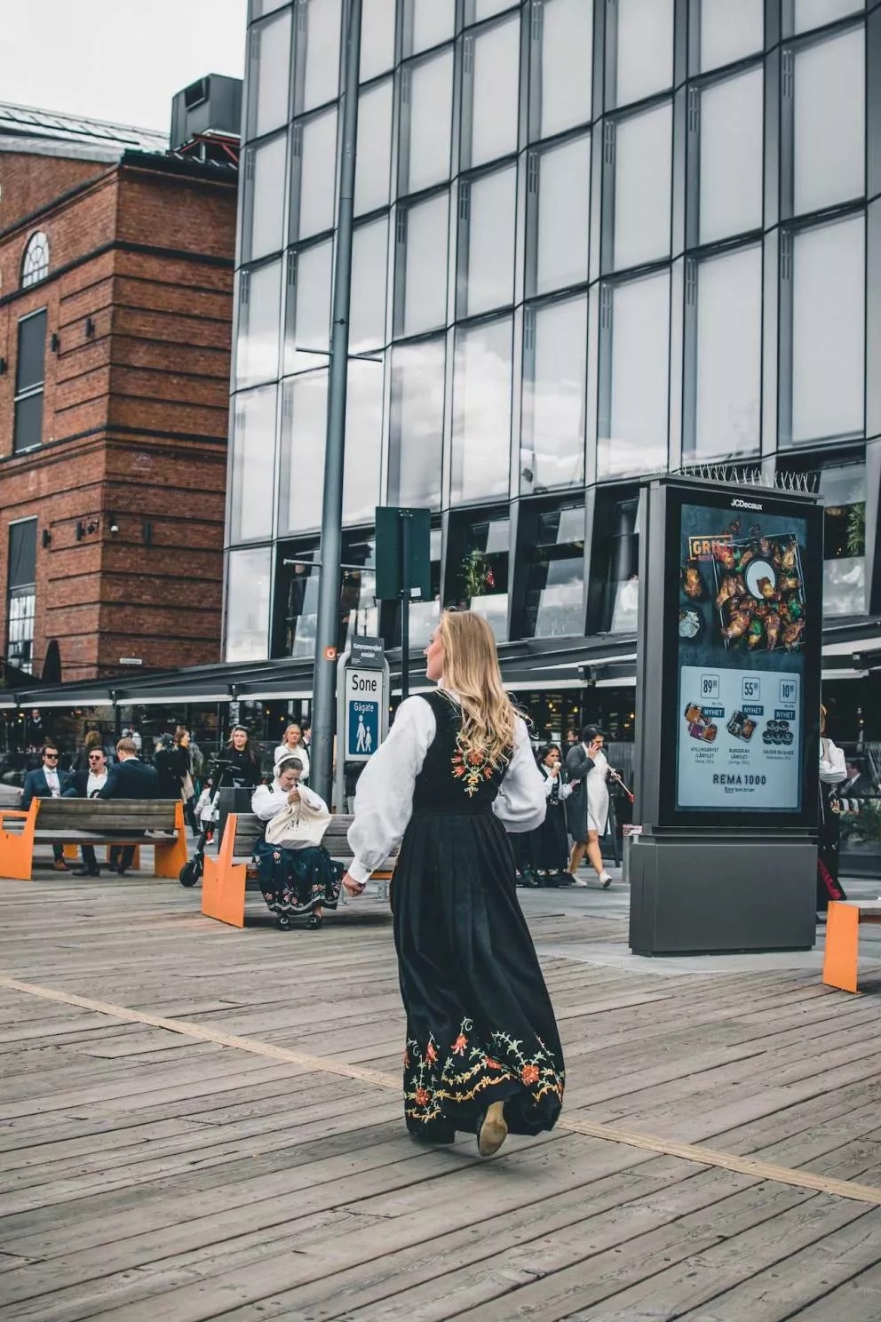 Norwegian woman in traditional bunad during Constitution Day (photo: Sylwia Smółkowska / KierunekNorwegia.pl)
