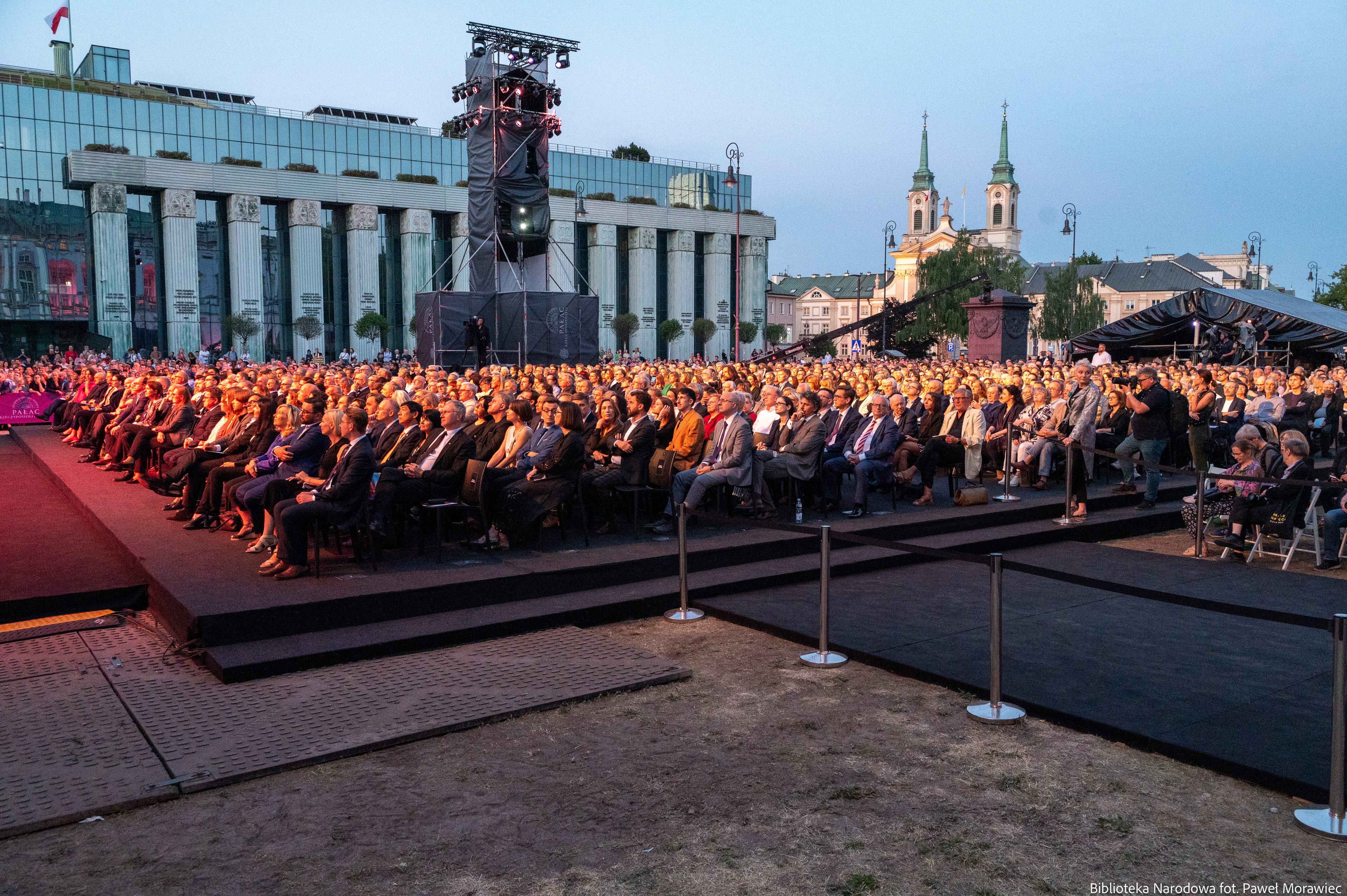 Uczestnicy koncertu na placu Krasińskich w Warszawie (źródło: Biblioteka Narodowa, fot. Paweł Morawiec) 