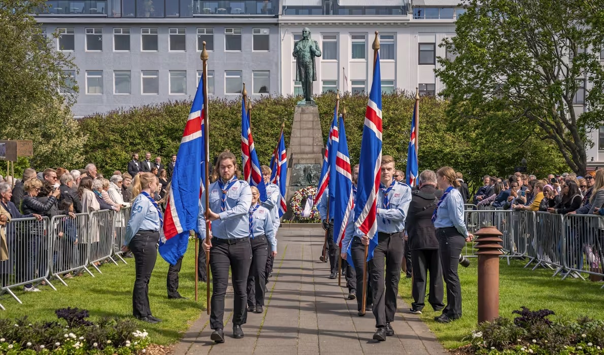 Islandzcy skauci podczas parady w Rejkiawiku z okazji Dnia Narodowego (Święta Niepodległości). W tle pomnik Jóna Sigurðssona, ojca islandzkiej niepodległości (źródło: visiticeland.com)