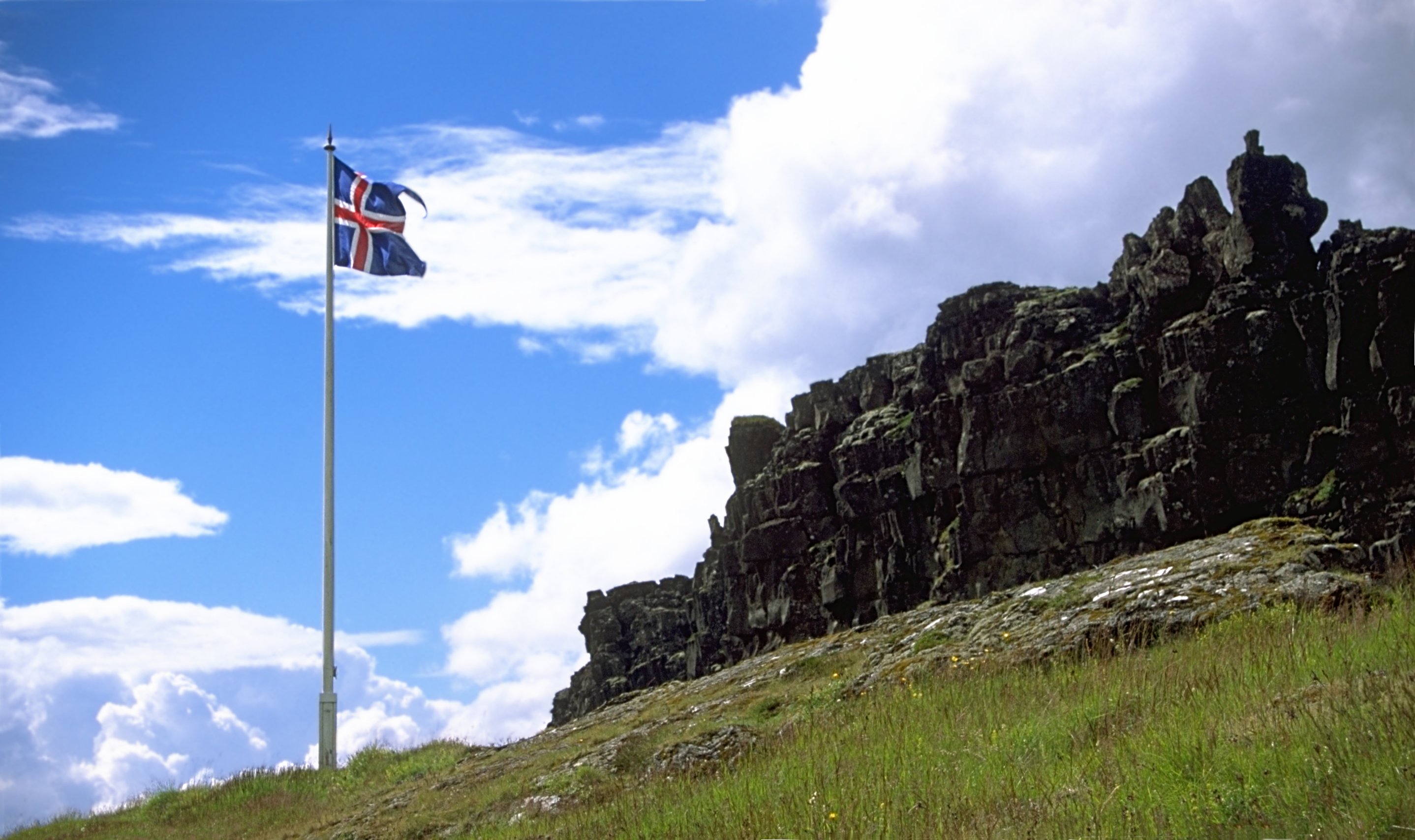 Islandzka flaga w Thingvellir (fot. Andreas Tille)