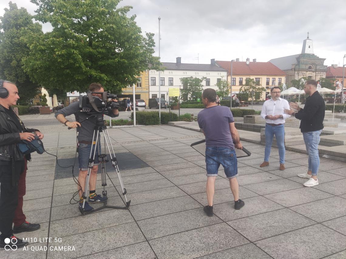 Adam Koziełek podczas nagrania materiału promocyjnego do telewizji (źródło: Urząd Miasta w Tomaszowie Mazowieckim)