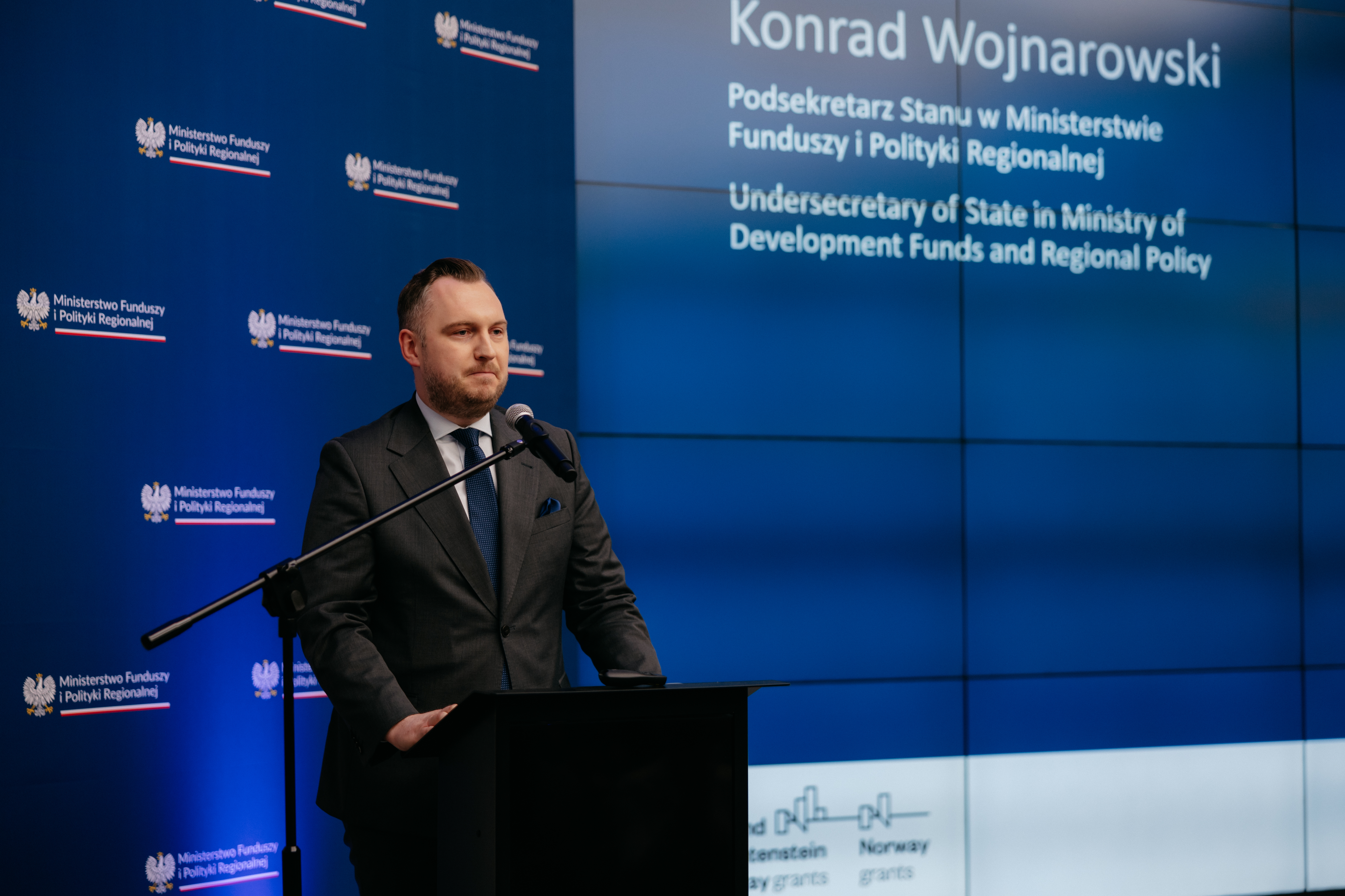 Na scenie wiceminister funduszy i polityki regionalnej Konrad Wojnarowski