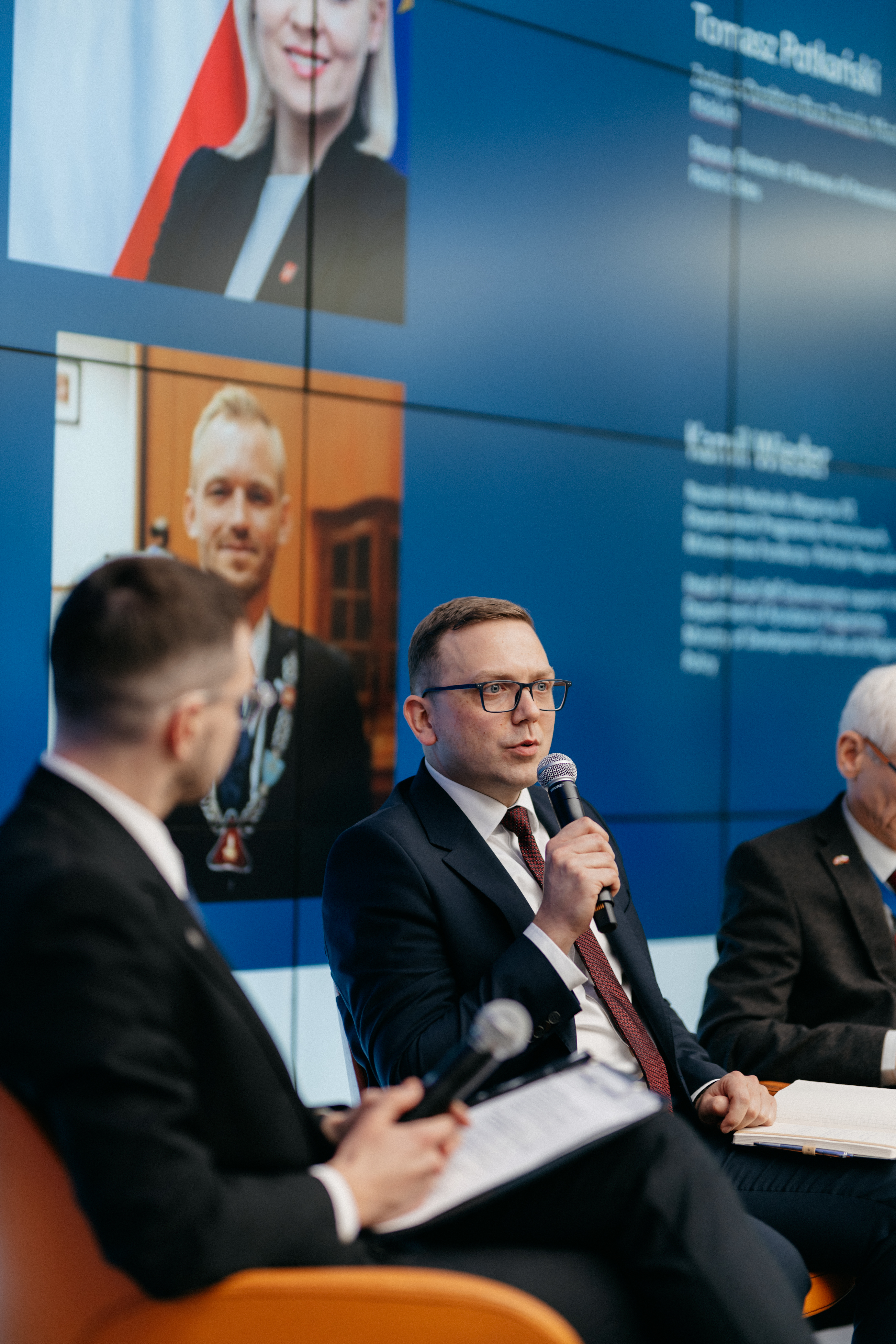 Panel dyskusyjny "Rozwój Lokalny z perspektywy różnych interesariuszy". Głos zabiera Kamil Wieder z MFiPR