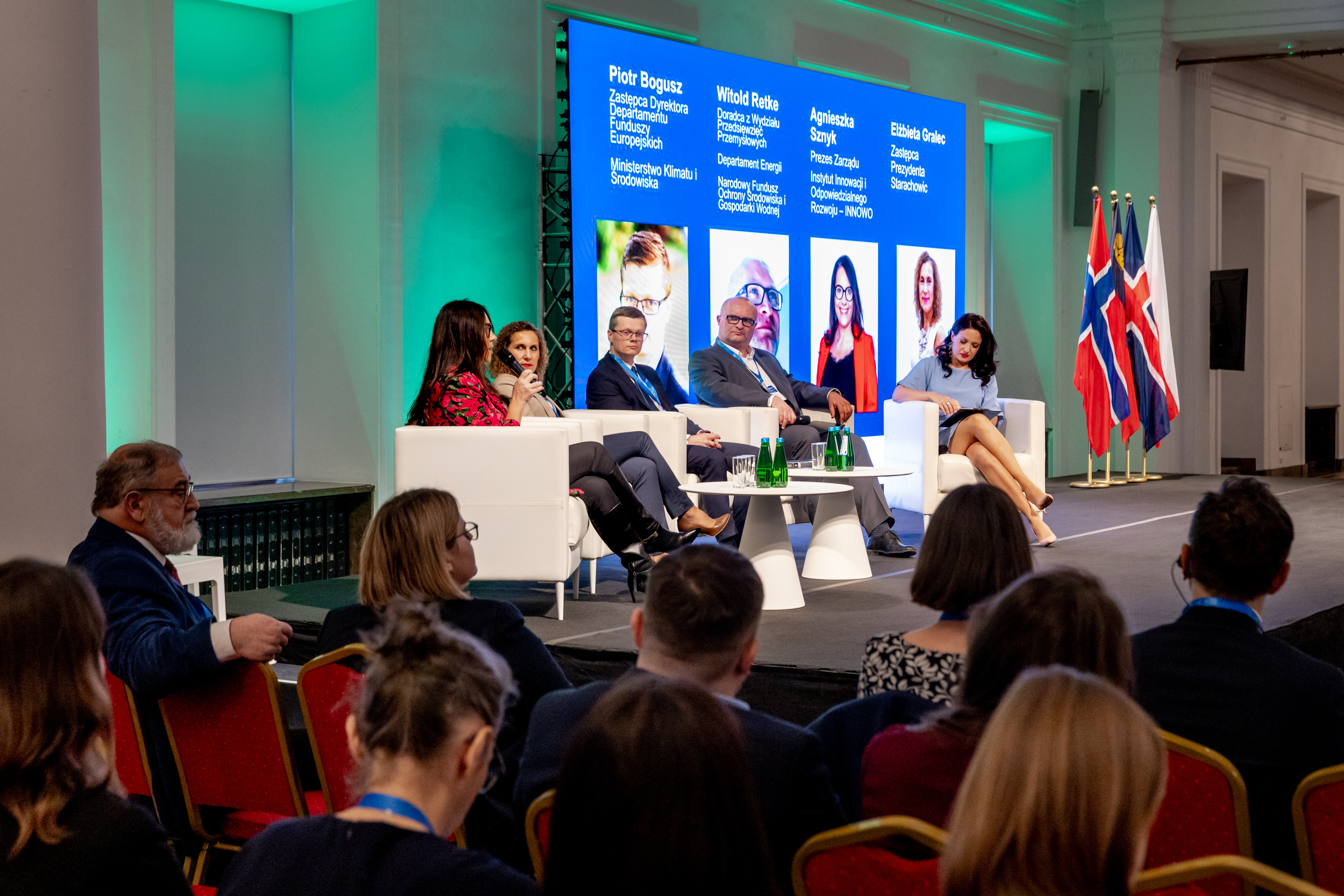 Panel dyskusyjny "Green". Od lewej: Agnieszka Sznyk (Instytut Innowacji i Odpowiedzialnego Rozwoju), Elżbieta Gralec (zastępca prezydenta Starachowic), Piotr Bogusz (Ministerstwo Klimatu i Środowiska), Witold Retke (NFOŚiGW), Anna Butrym (moderator)