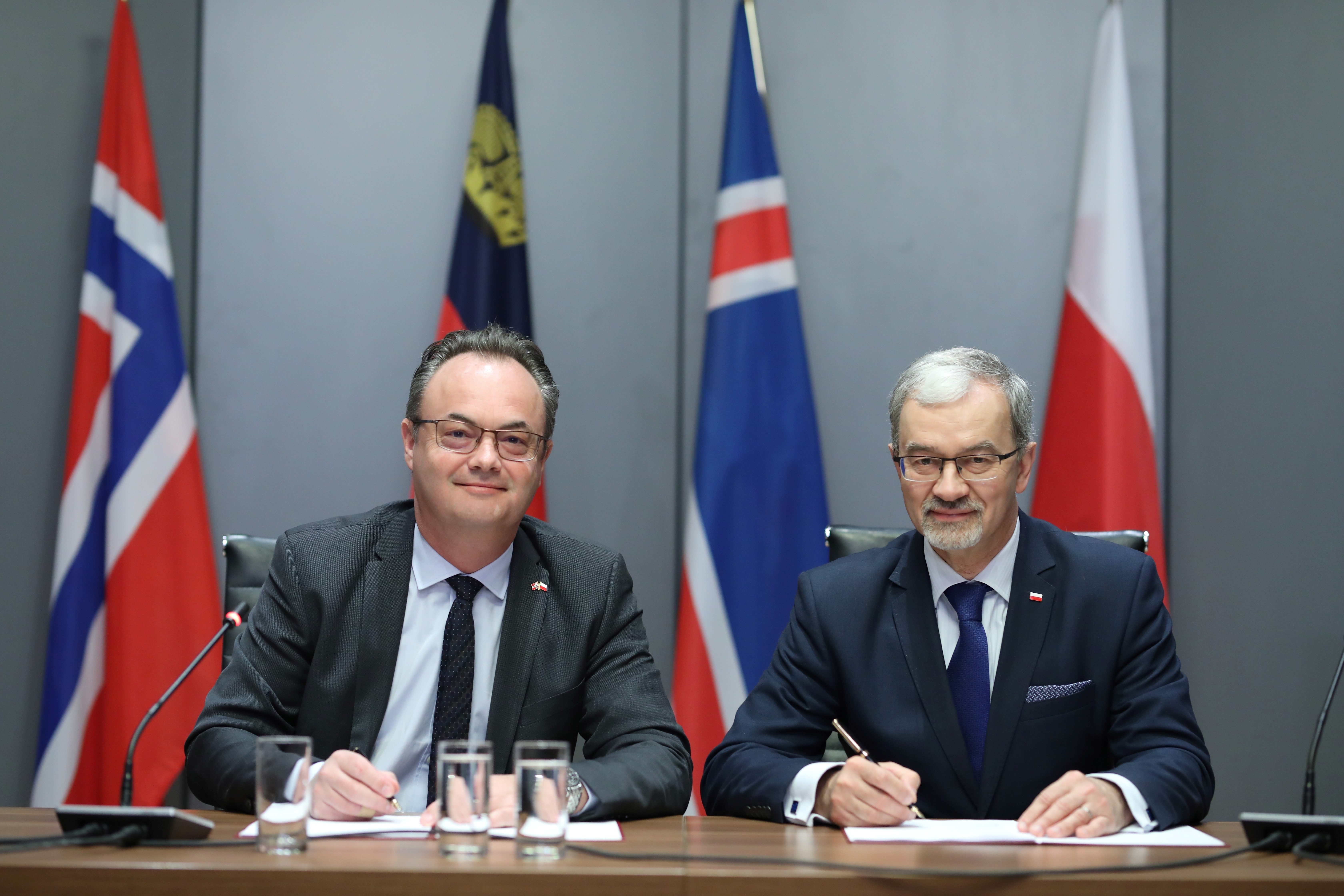 Ambasador Norwegii Olav Myklebust oraz minister inwestycji i rozwoju Jerzy Kwieciński podpisują umowę w sprawie Programu Rozwój Lokalny w  marcu 2019 roku